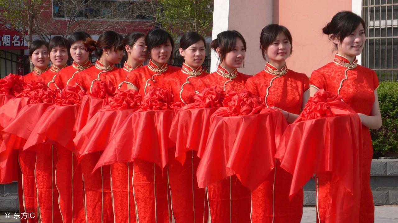 餐饮服务人员的礼仪规范:满足宾客需求的关键要素(图4) 西餐厅服务员怎么服务_服务员餐厅西餐图片_餐厅里的服务员要做哪些事
